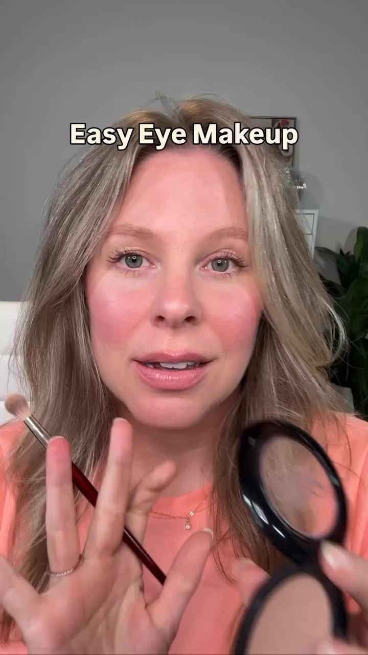 This hack never fails - using bronzer and highlighter as eyeshadow is a total game-changer! If you haven't given it a try, follow me for more easy makeup ideas and give it a go! Using @saiebeauty bronzer and @kosas highlighter #makeupforbeginners #everydaymakeup #easymakeup