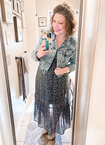 Perfect summer, dressy-casual ootd.
••••
*NOTE: I linked the exact denim jacket, I just took the ruffle hem off of it. 😉 
-
@wallicases are the BEST. 
-
https://wallicases.com/?rstr=48227 
-
use code: ‘simplysweet’ to SAVE on your order. 😍

#LTKSeasonal #LTKShoeCrush #LTKParties