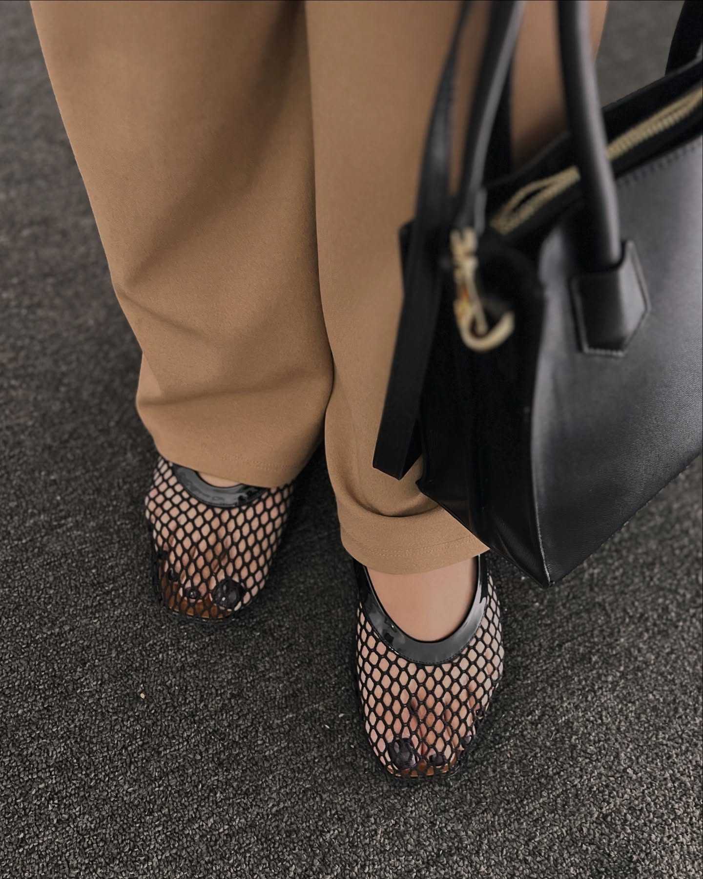 “Estas flats de malla son ese detalle inesperado que transforma cualquier look ✨ Súper cómodas, versátiles y trendy — perfectas para el día a día. ¿Lo mejor? ¡Están en Amazon! 🛍️ 

*Link en mi bio para que las consigas también!”

#AmazonFinds #ComfyAndChic #StyleInspo #FlatsLovers #FashionDetails #EverydayStyle #LookDelDía #AmazonStyle #TrendyShoes #OutfitInspo
👟🖤👛