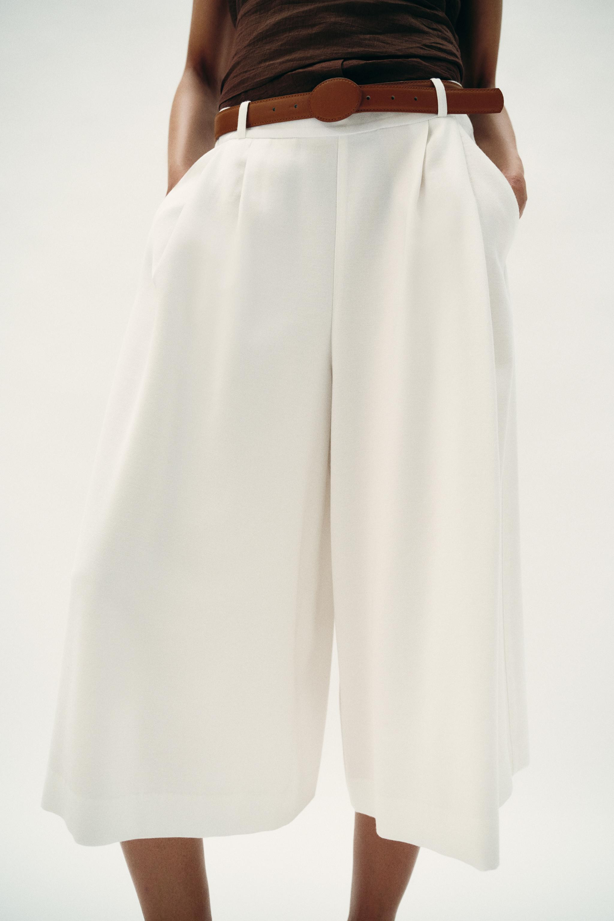 Model height: 174 cmHigh-waist Bermuda shorts with front pleats and a belt. Front pockets. Concea... | Zara UK