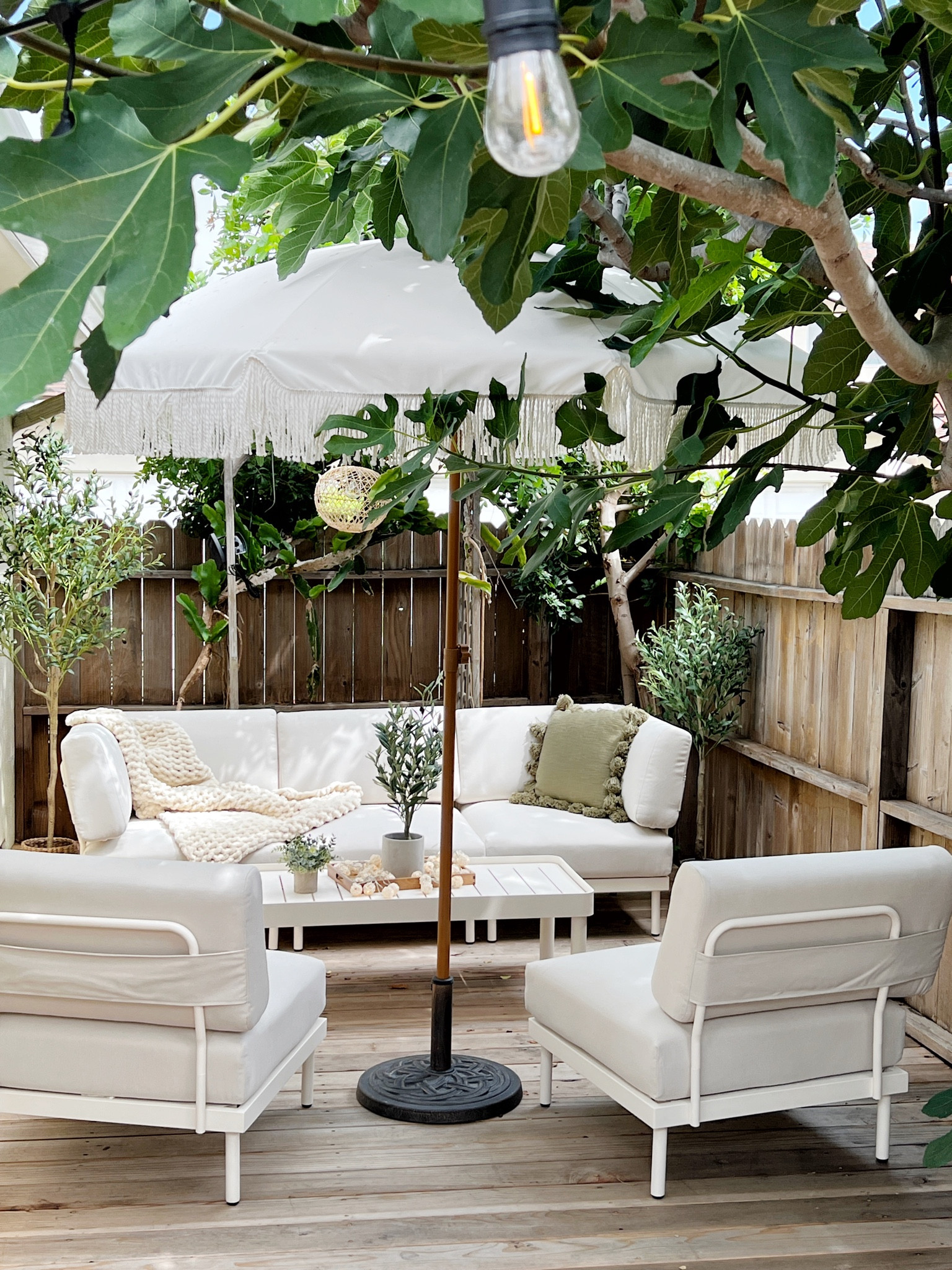 Outdoor patio decor inspiration. 
#outdoordecor #patiodecor #summerpatio #interiordesign #patiodesign #outdoordecorfinds #homedecor #homefinds 

#LTKhome #LTKGiftGuide #LTKstyletip