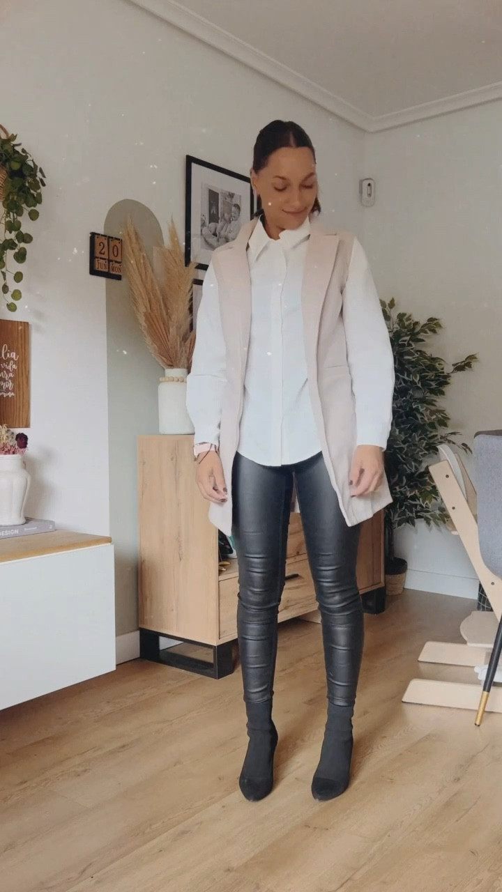 Estos chalecos son una pasada! 😍 me he comprado la talla XS en los colores albaricoque y negro. 
El color albaricoque cambia un poco respecto a la foto de SHEIN pero está genial igualmente.

La camisa es la talla S y me queda bien pero quizá un poco justa de hombros (me pasa muchas veces)

#LTKSeasonal #LTKfindsunder50 #LTKstyletip