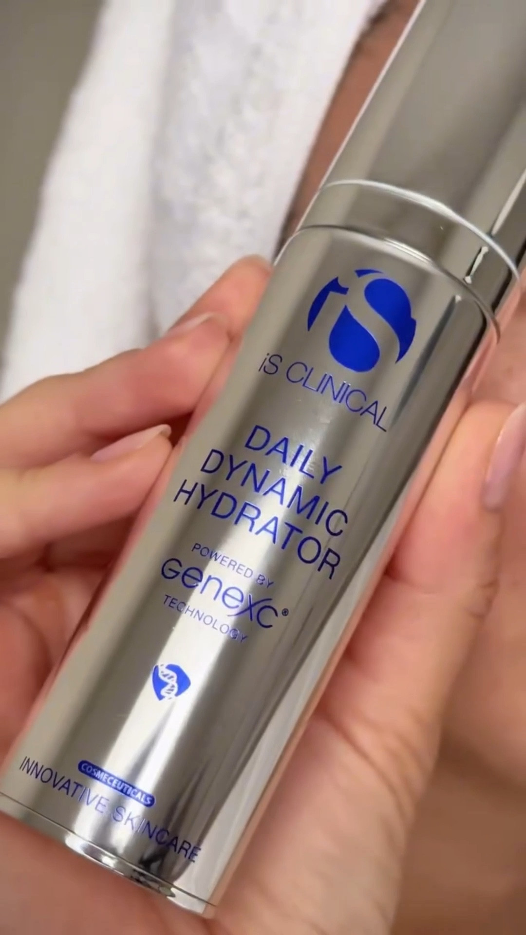 This hydrator sinks in so fast, it feels like nothing on my skin — but leaves it plump, fresh, and glowing all day 🌿💦 @isclinical @communityxseen #GoBeyondTheSurface #DailyDynamicHydrator #isclinical #communityxseen