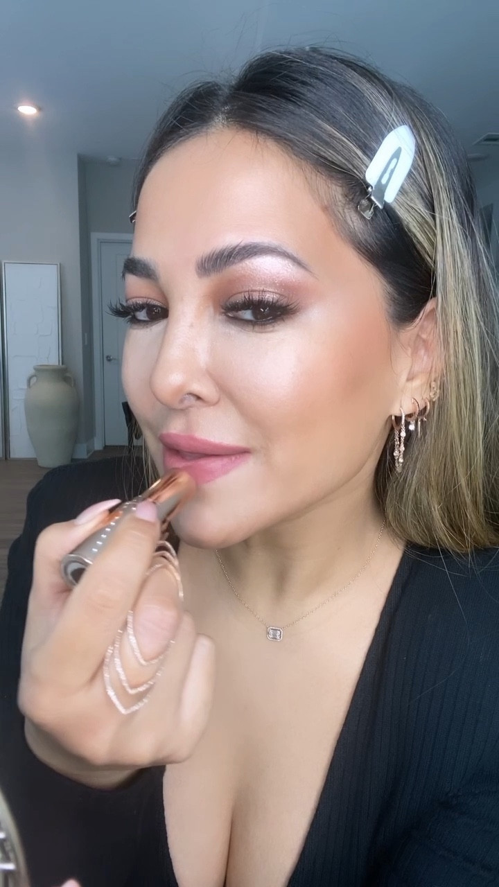 GRWM: Soft Rose Gold Glam In Just 15mins Pt. II💫 #grwm #makeuptutorial 

Make sure to check out part I for all of the products listed in this video! Links to all products and brushes used 🤍

Product details:
setting spray — @urbandecay “all-nighter”
primer — @lauramercier pure canvas primer “perfecting”
moisturizer — @charlottetilbury magic cream
concealer — @itcosmetics bye bye under eye “20 medium”
foundation — @charlottetilbury flawless filter “4.5 medium moyen”
Fenty beauty — contour stick “truffle 4”
eyeshadow — @charlottetilbury “pillow talk”
eyeliner — @maccosmetics “feline”
highlighter — @charlottetilbury beauty light wand “spotlight”
lips — @charlottetilbury lip cheat “pillow talk 2” & lipstick “wedding bells"

#LTKbeauty #LTKU #LTKstyletip