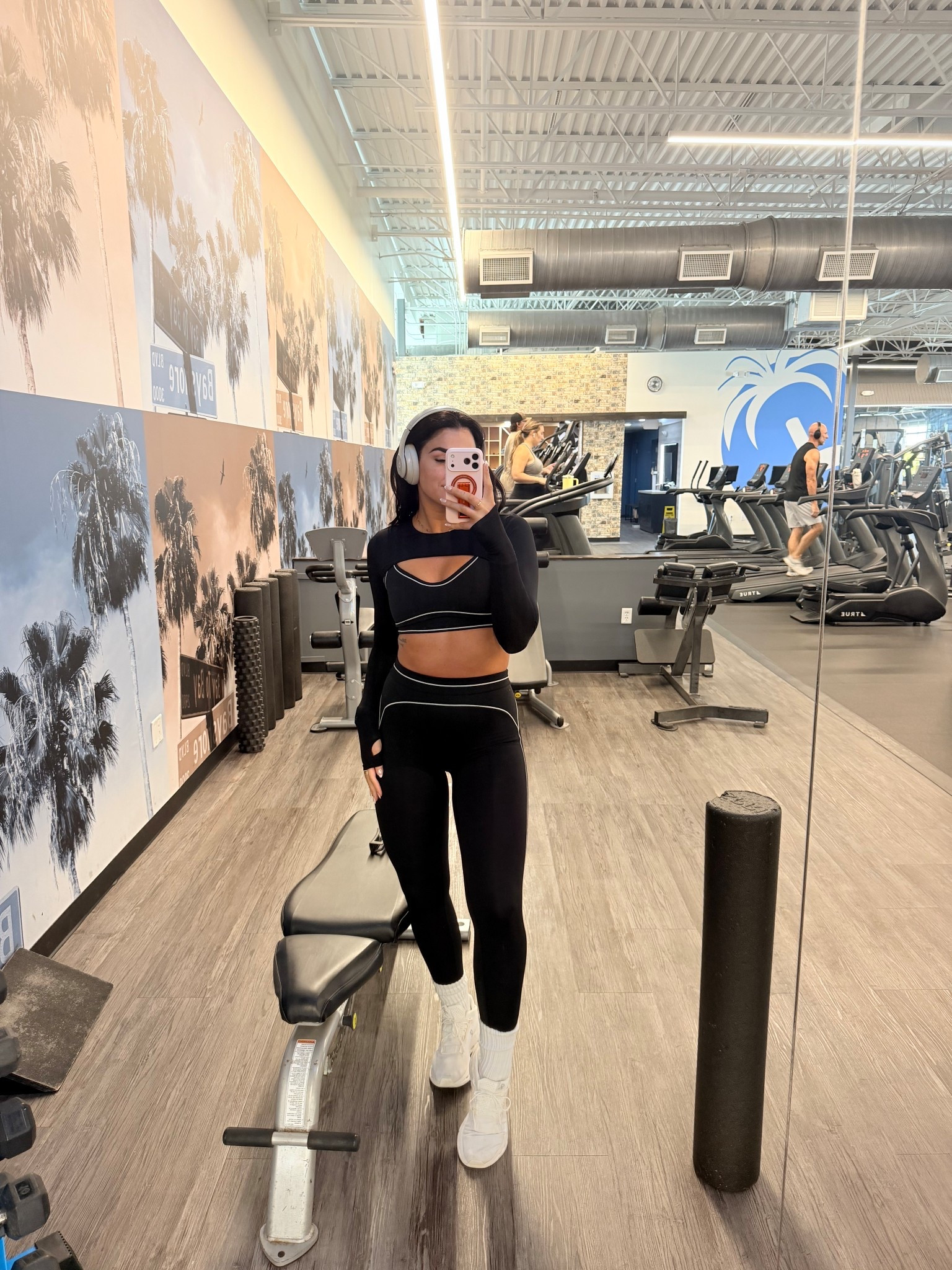 🖤🎧👟

#LTKootd #LTKActive #LTKfitnessgoals