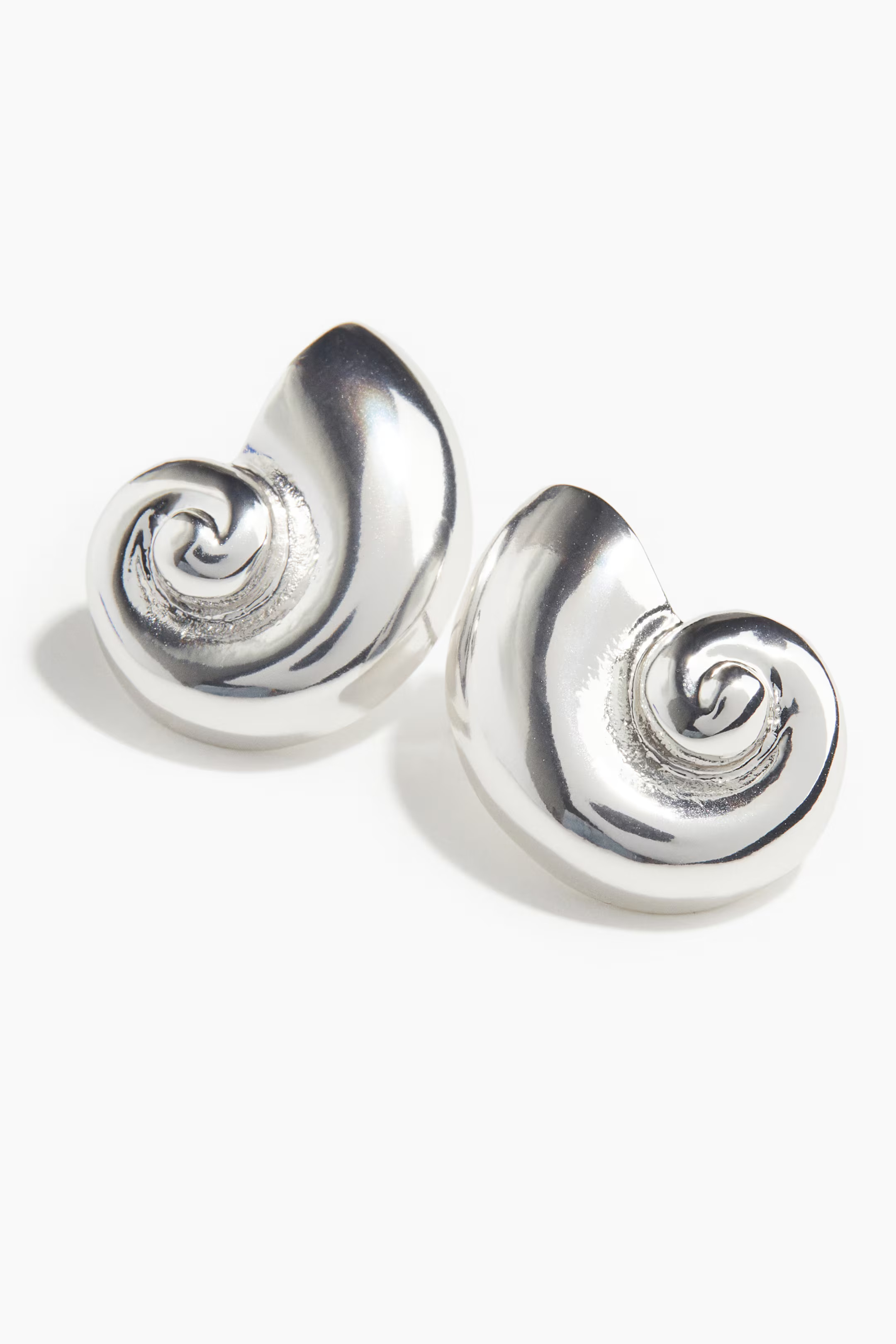 Seashell-shaped earrings | H&M (UK, MY, IN, SG, PH, TW, HK)