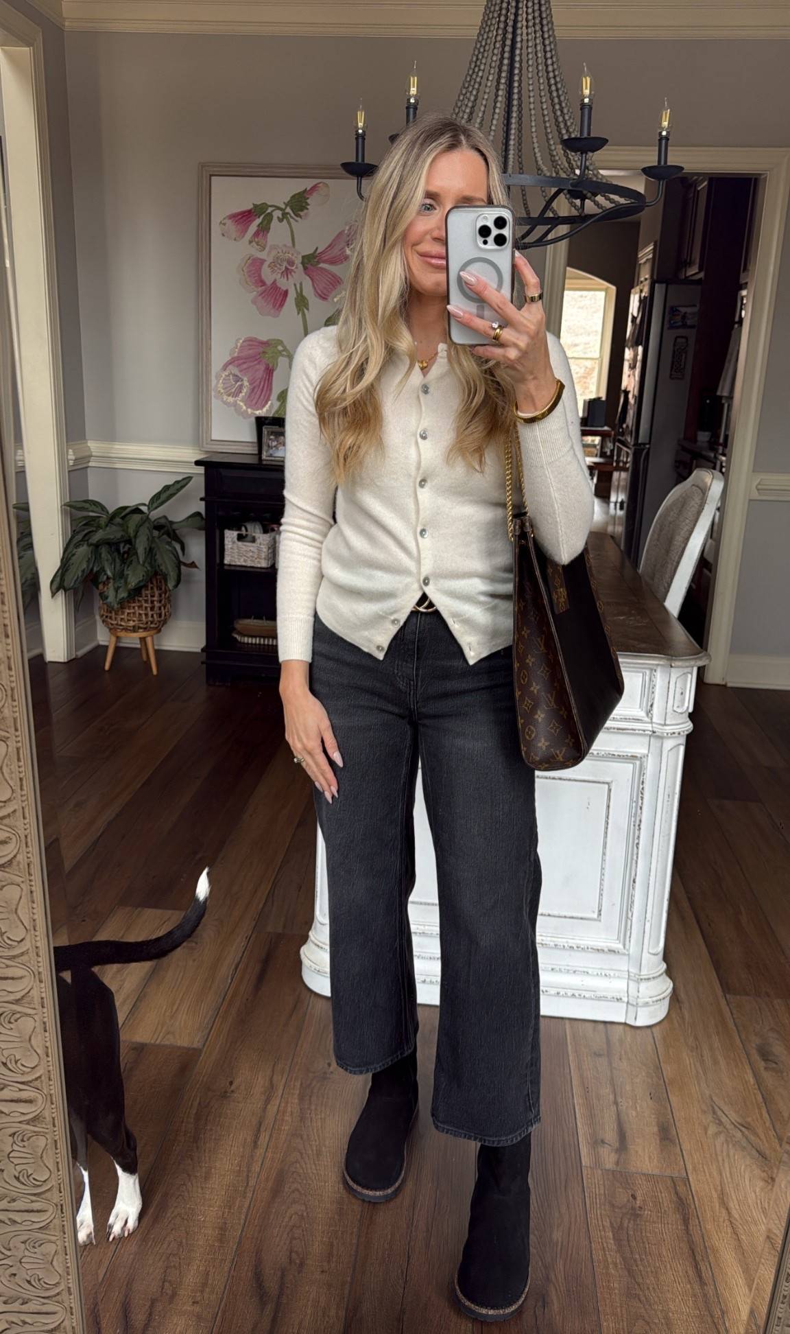 This cashmere cardigan is unbelievably soft — lightweight, luxe, and the kind of piece you’ll reach for on repeat. Effortless, comfortable, and polished all at once. 🤍