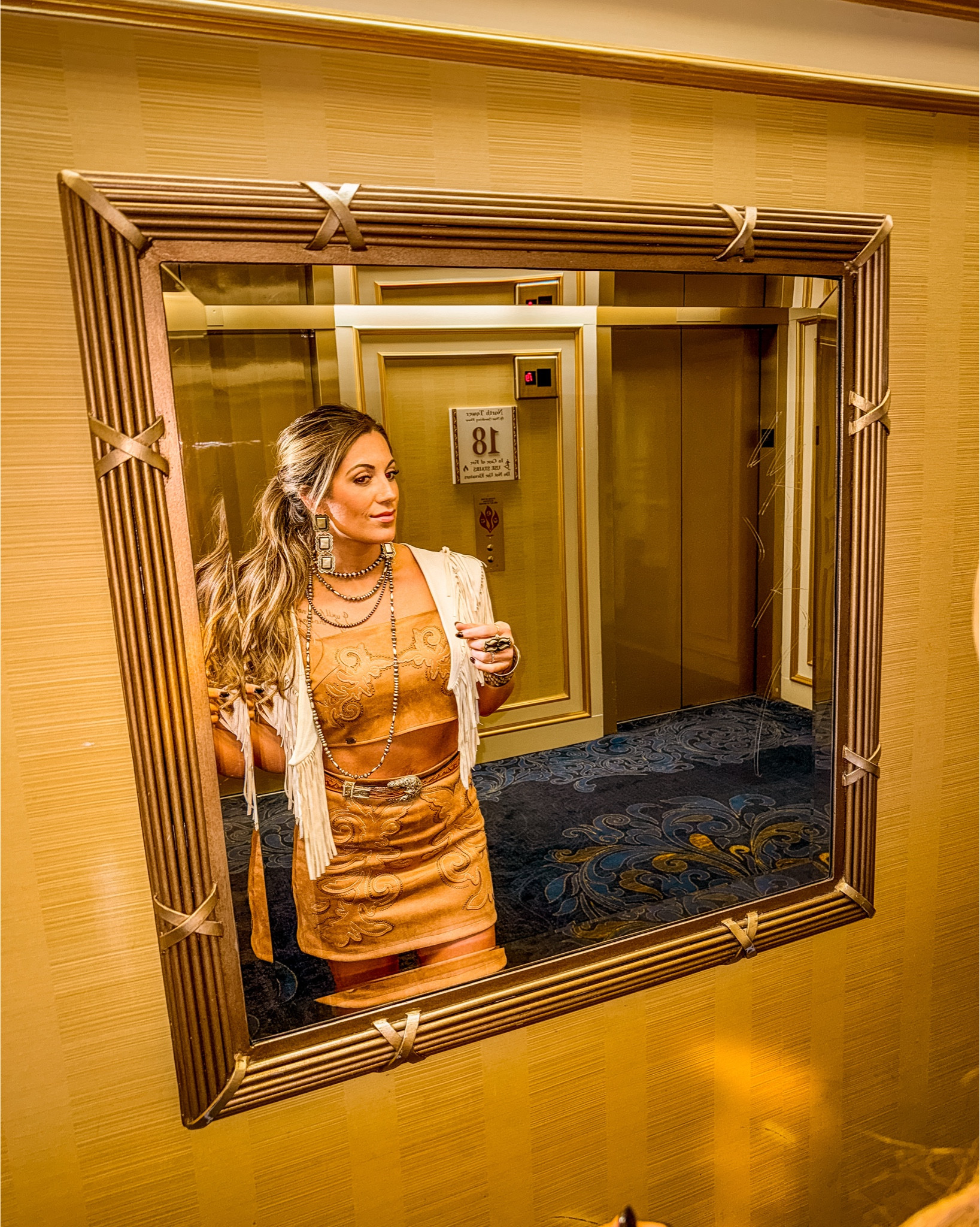 Lobby level glam ✨

Outfit & fringe capelet: 7 Bar Boutique 
Belt: Antique 
Jewelry: Turquoise Reata 

#nfr #nfrfashion #nfrstyle #lasvegas #westernfashion #westernstyle 