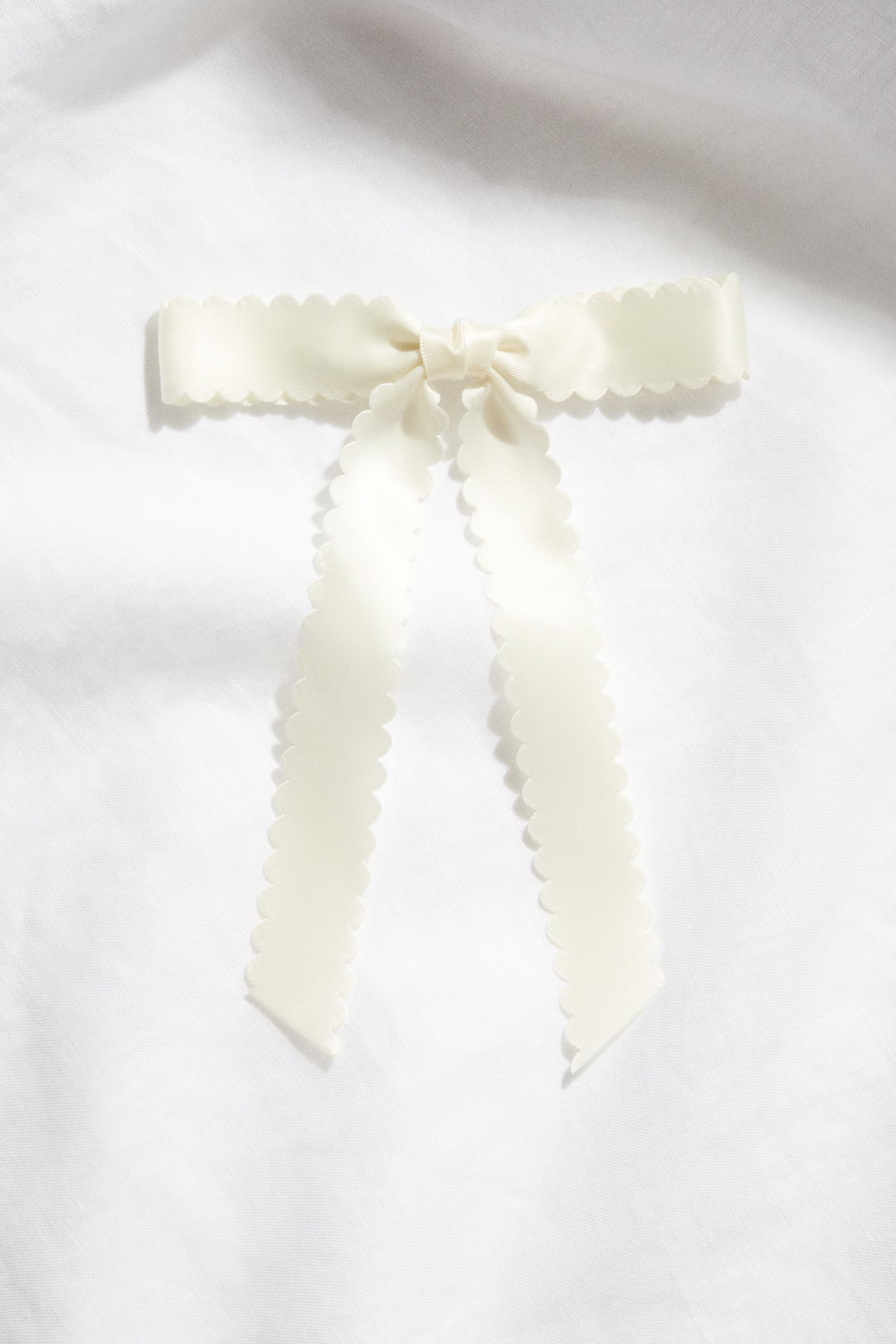 Satin bow hair clip | H&M (UK, MY, IN, SG, PH, TW, HK)