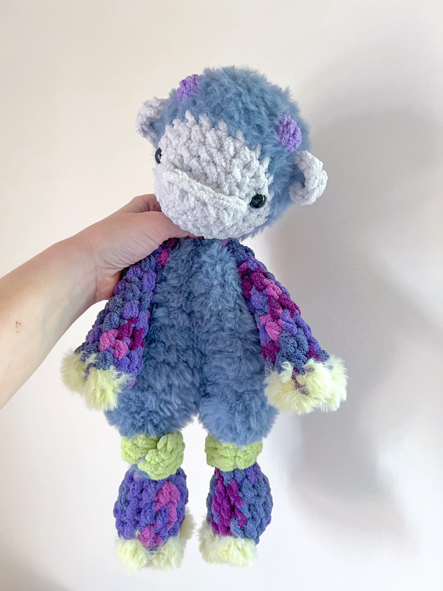 Fuzzy yarn linked below 