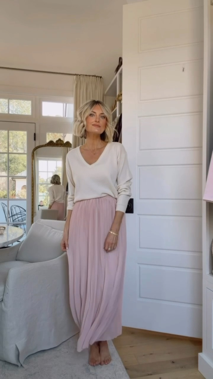 How pretty is this light pink pleated skirt?! This is perfect newborn family photos with a baby girl! But, you can wear style this skirt so many ways in general from now into spring!

Loverly Grey, pleated skirt, pink skirt, spring outfit, newborn photos, H&M

#LTKSeasonal