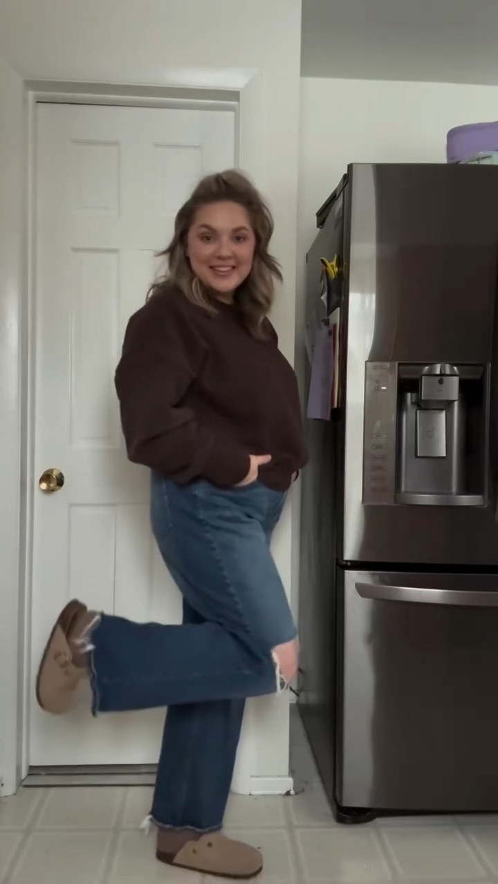Midsize SAHM OOTD 

Top- Large 
jeans - 34

Comment SAHM below to receive a DM with the link to this post on my LTK ⬇ https://liketk.it/5KoVF #ltkfindsunder50 #ltkmidsize #ltkdayinmylife