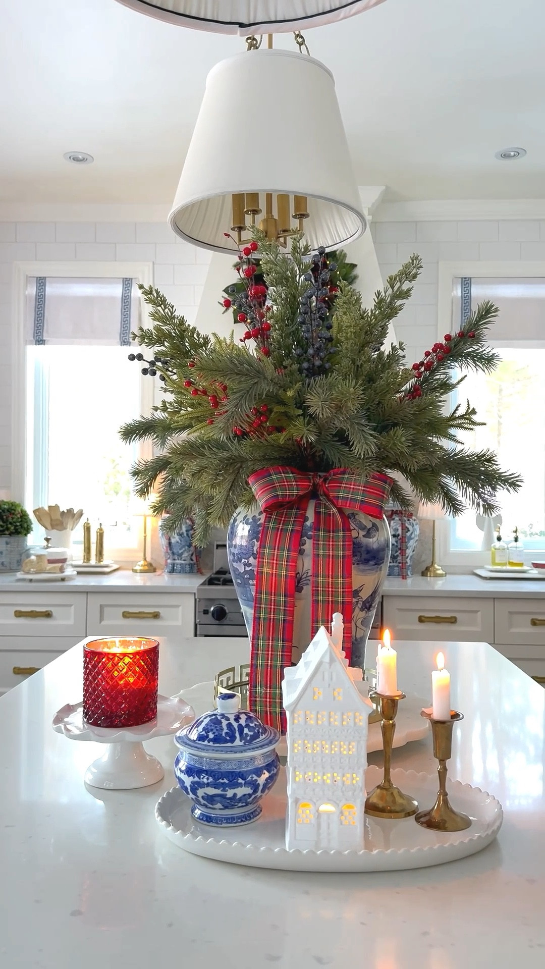 Classic and chic Christmas kitchen decor💙❤️💚