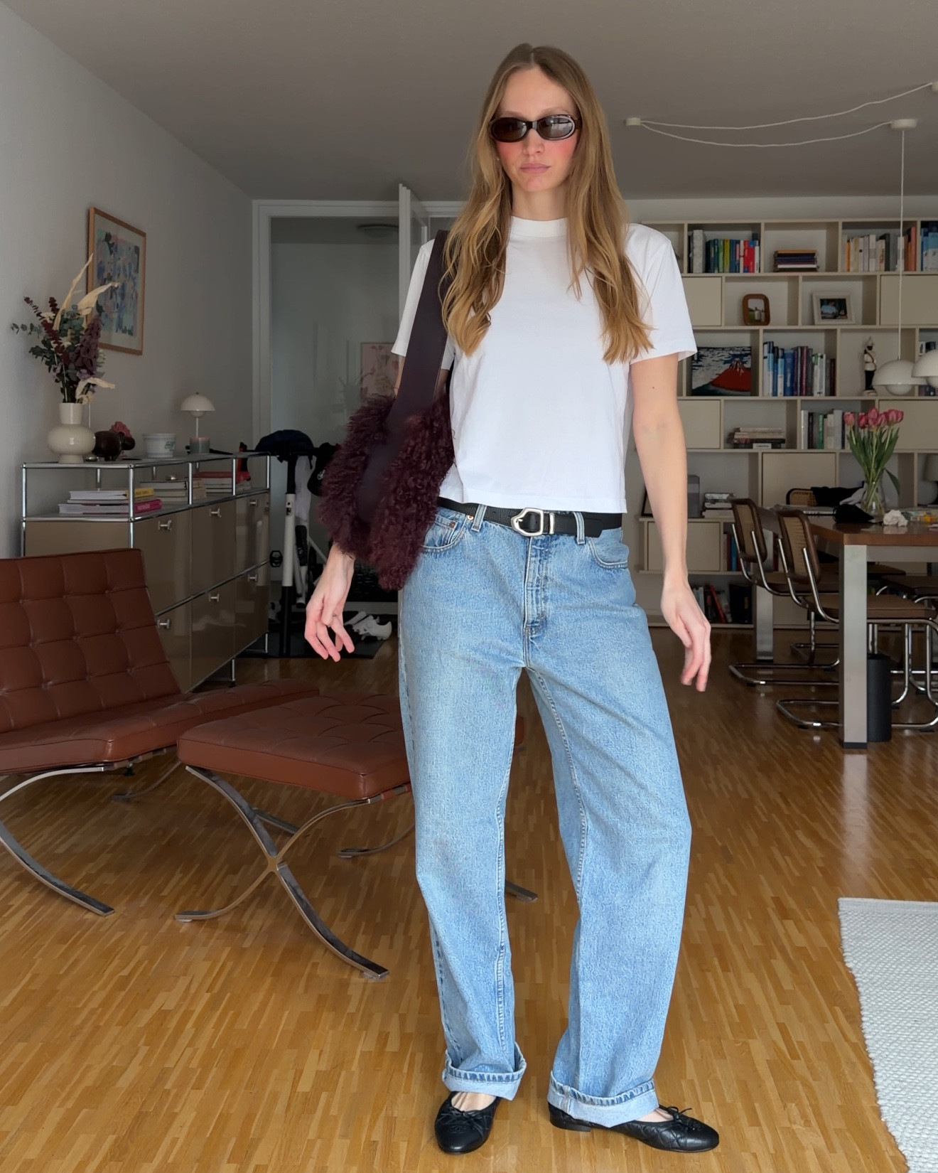 jeans is vintage levis but i linked two that fit super similar!! One is a bit baggier and one is straight, if you size up it can also look sinilar :) my usual levis size is 27 for the perfect fit!
wearing size medium in the airism tshirt.
