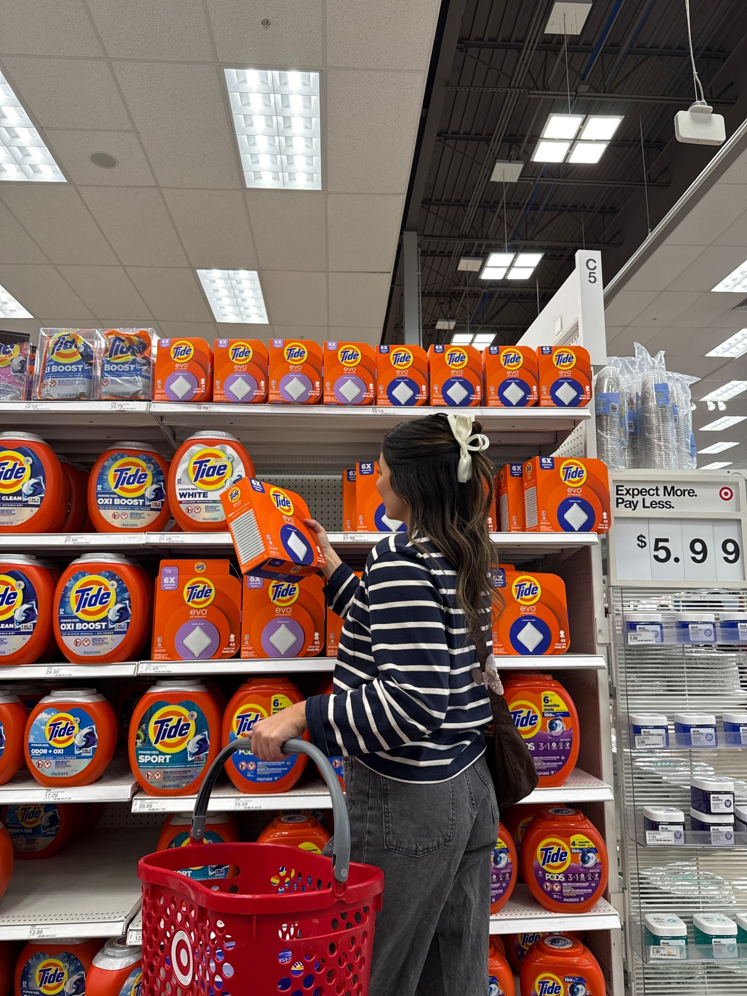 #ad Why does every home project ruin your clothes? 😭 I’ve been in full home reno mode lately, and somehow every single time my clothes take the hit. I partnered with @tidelaundry to try the new Tide Evo from @target, and let me just say - it holds up to the test! You just toss it in, and it does everything for you - cleans, brightens, and refreshes (even when you got paint everywhere 😂). Try this out & thank me later!

 #TargetPartner #TidePartner #tide #tidevo 