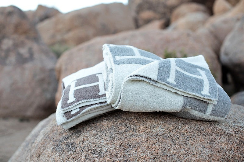 AS SEEN BY MICHELLE from VBB!! - Comfy Luxe Throw Blanket in 5 Colors | Glitzy Bella