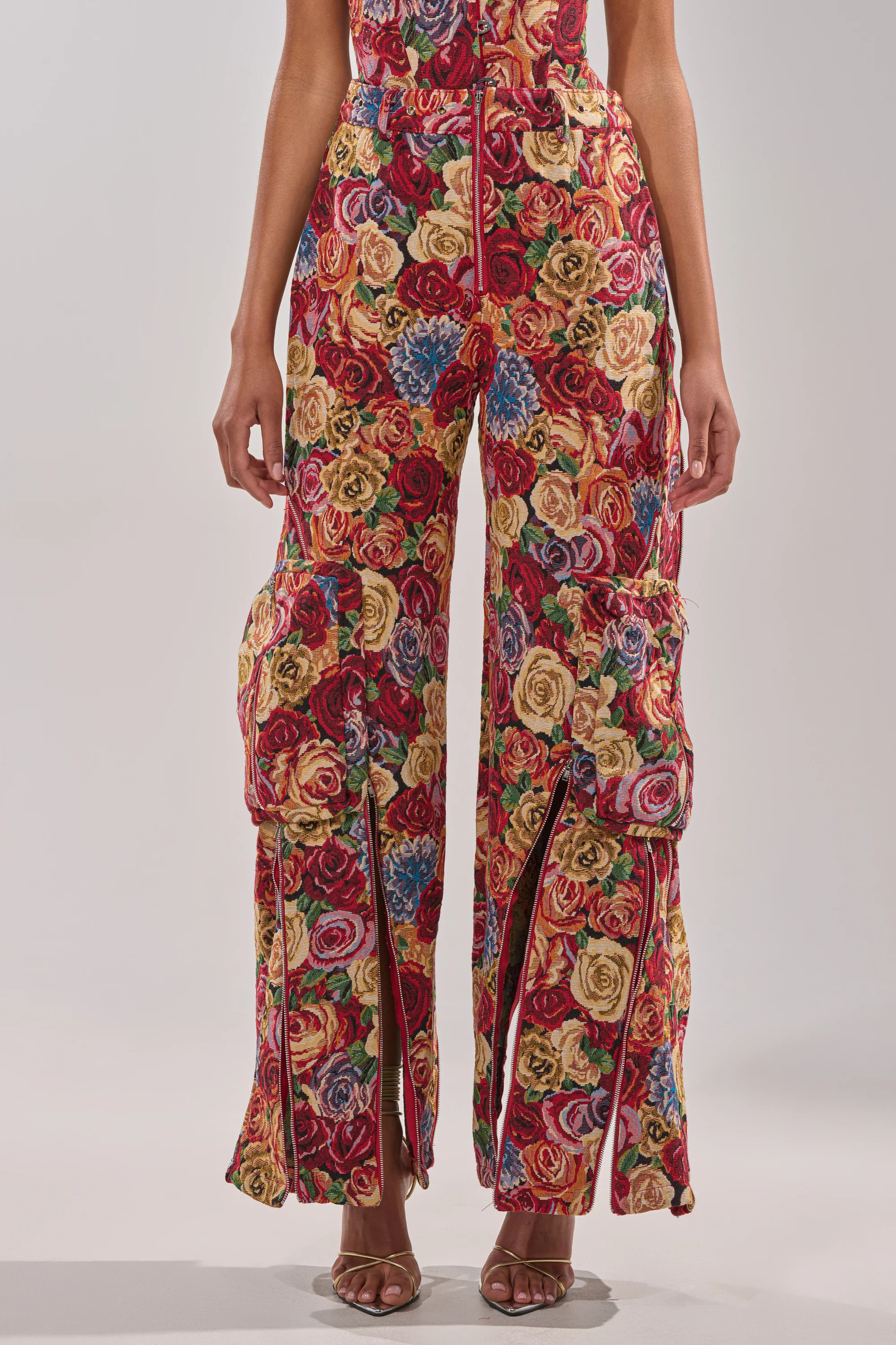 AKIRA Into The Thick Of It Floral Cargo Pants | Size Large | AKIRA
