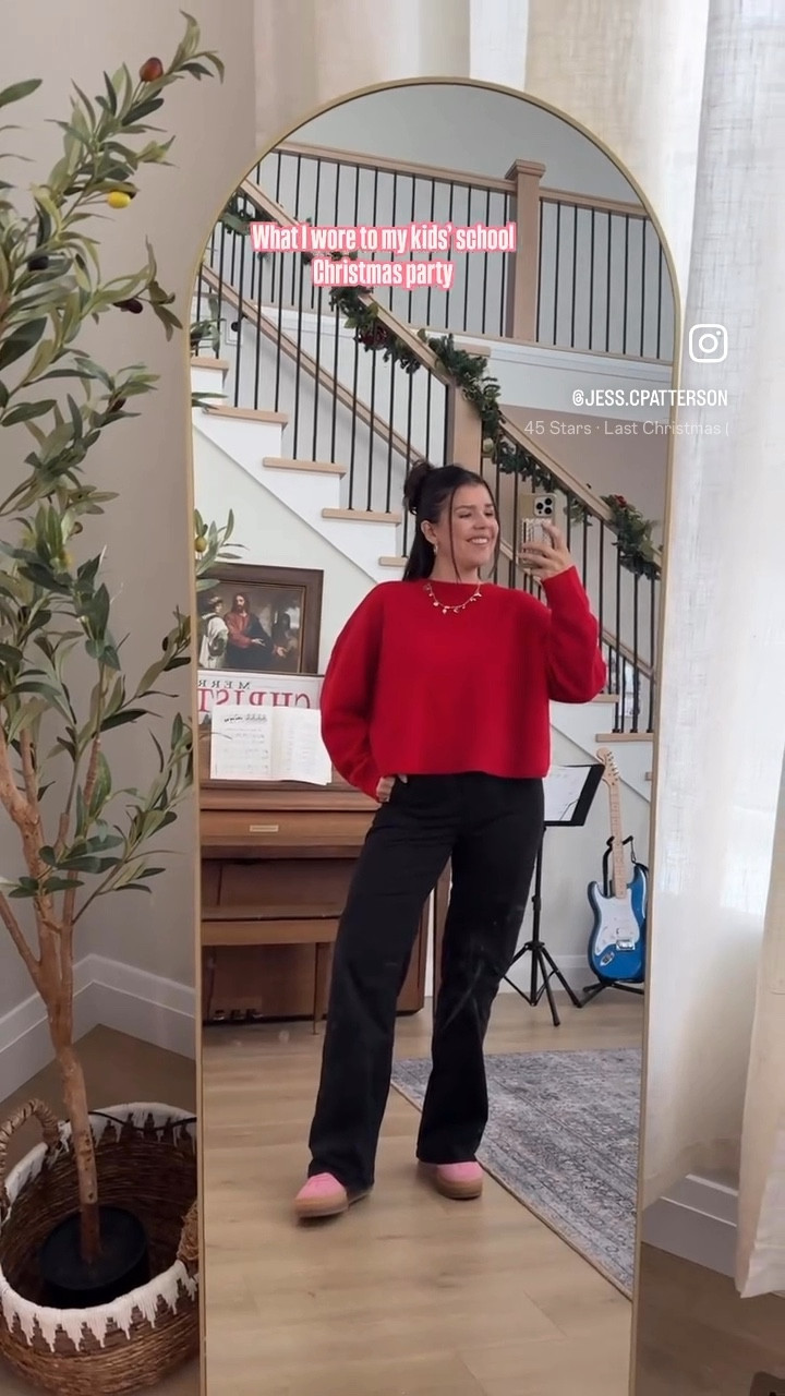 Comfy but ready for the holidays 🎄🎊🤍