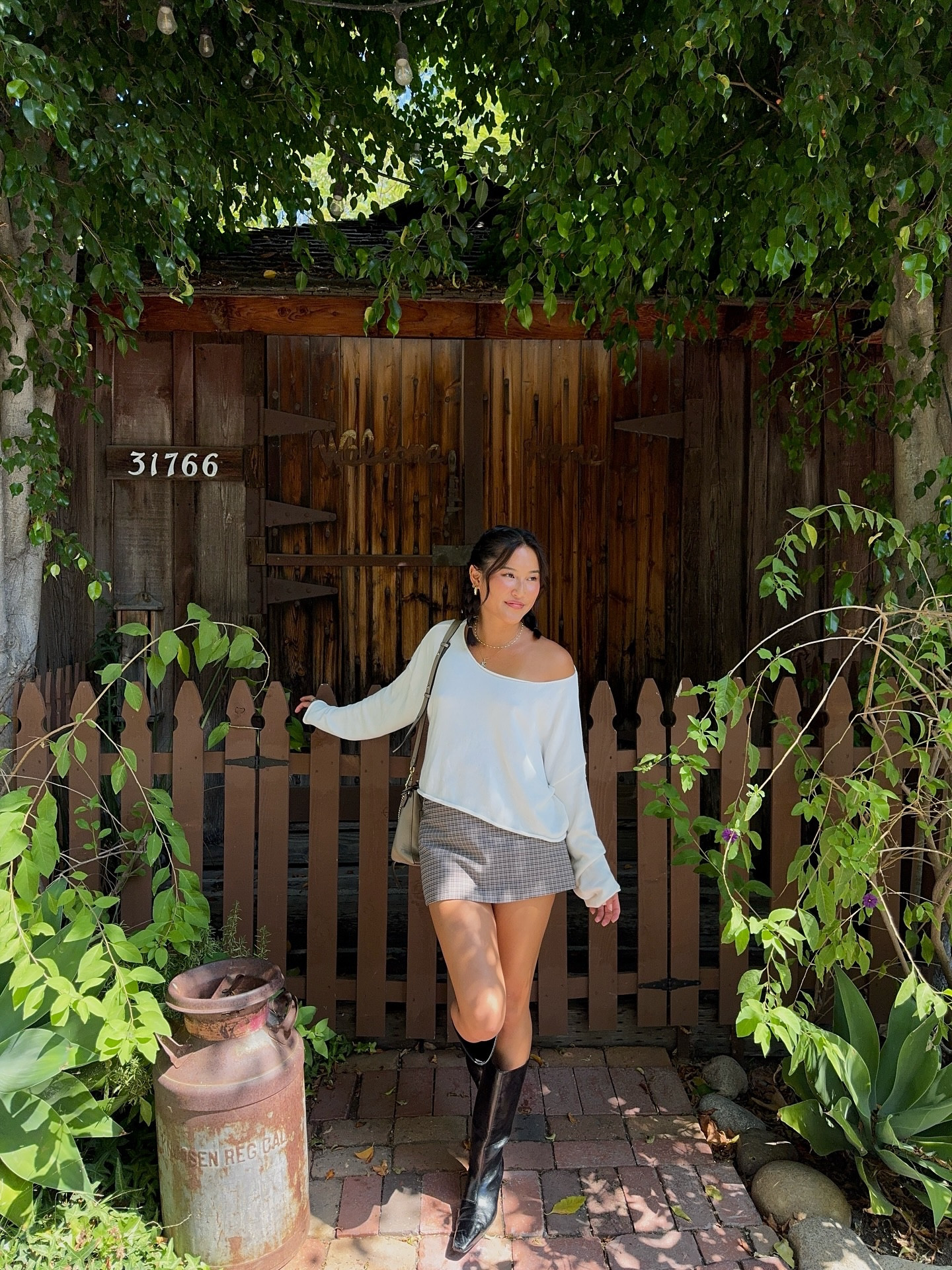 you can never go wrong with a plaid skirt + boots for fall🍂