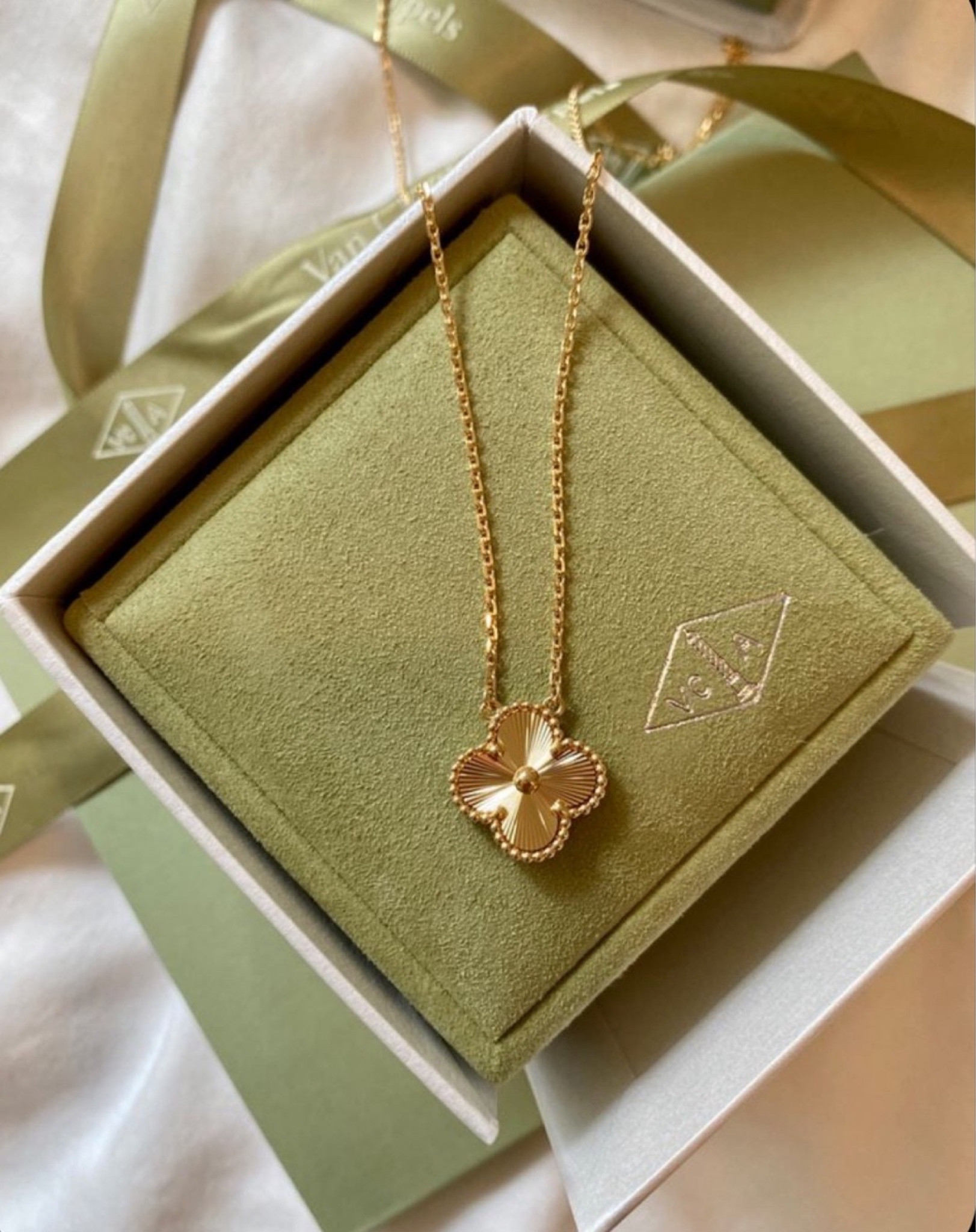 VAN CLEEF & ARPELS NECKLACE 
The quality is just incredible, does not tarnish even if you shower with it. The perfect shade of gold. Truly in love 💘

#LTKfindsunder50 #LTKfindsunder100 #LTKsalealert