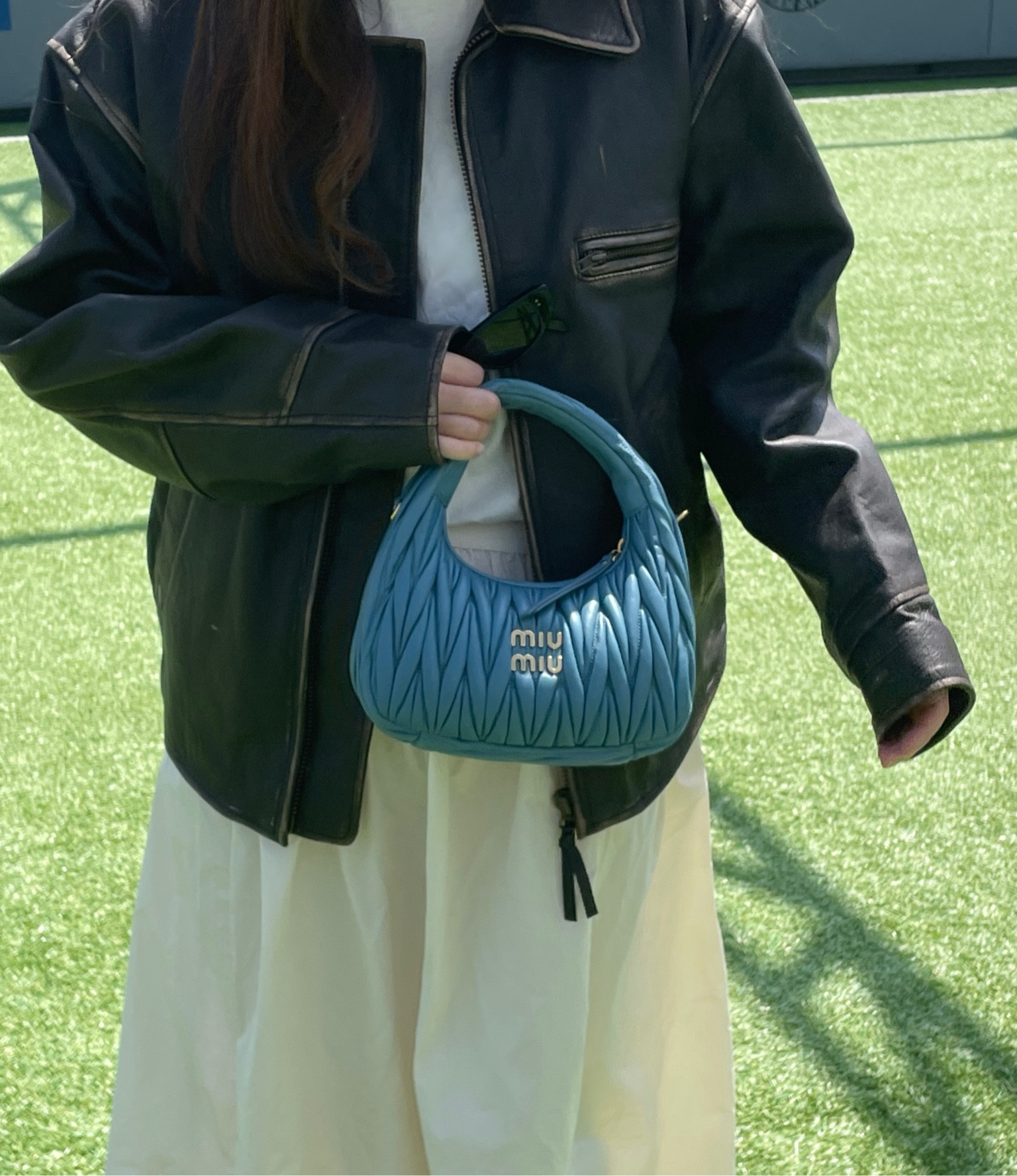 어디든 잘 어울리는 미우미우 완더백🤍 1년 째 잘 사용중인 찐템

#miumiu #miumiubag #miumiuwander #미우미우 #미우미우가방 #미우미우완더배ㄱ

#LTKitbag #LTKAsia #LTKstyletip