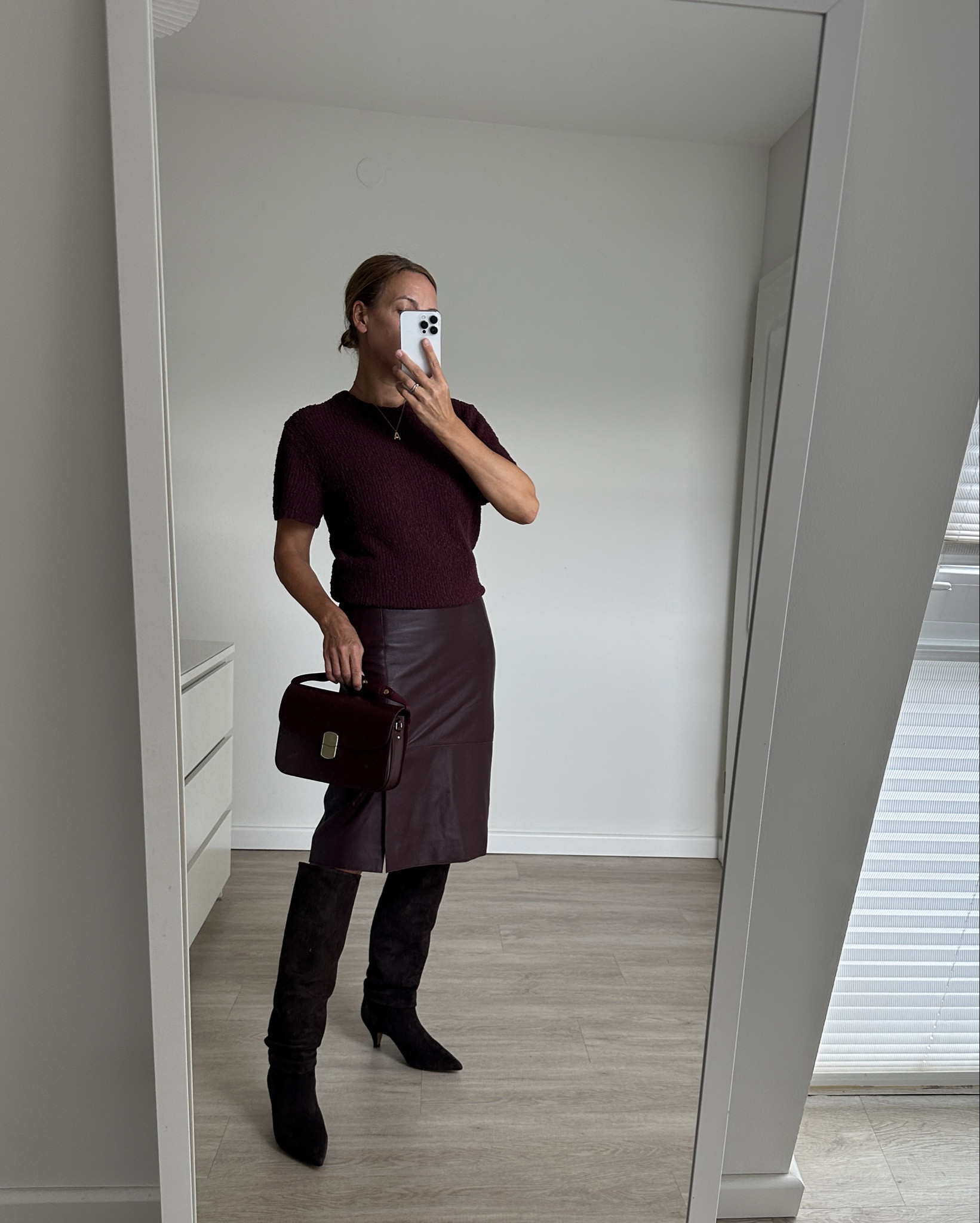 Burgundy Burgund Weinrot Bordeaux - Herbstoutfit: Lederrock, Stiefel & Strickshirt

#LTKdeutschland #LTKautumn #LTKstyletip