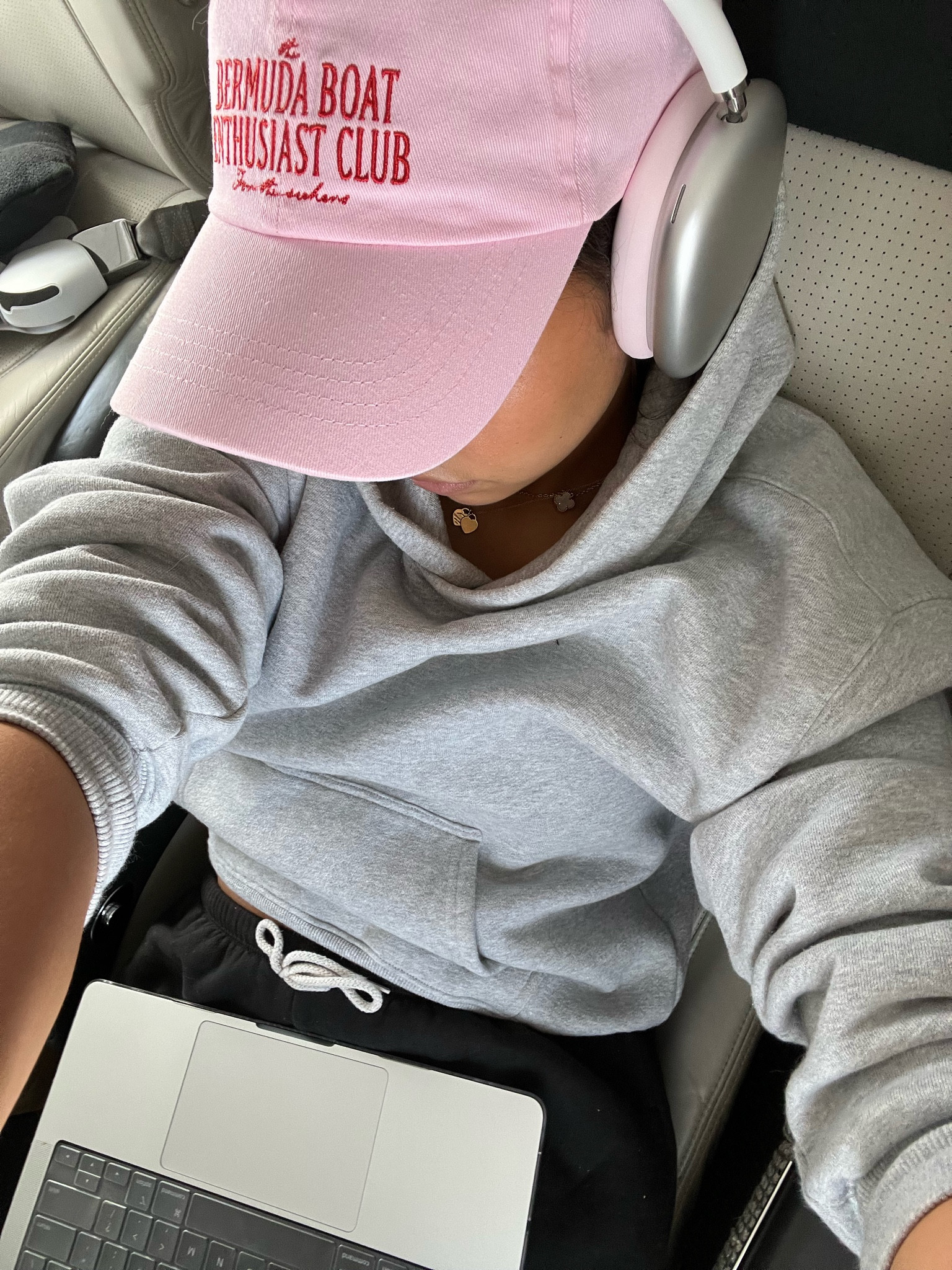 plane fit ✨💗✈️
sweatshirt: medium
sweats: one size


#LTKfindsunder100 #LTKstyletip #LTKtravel