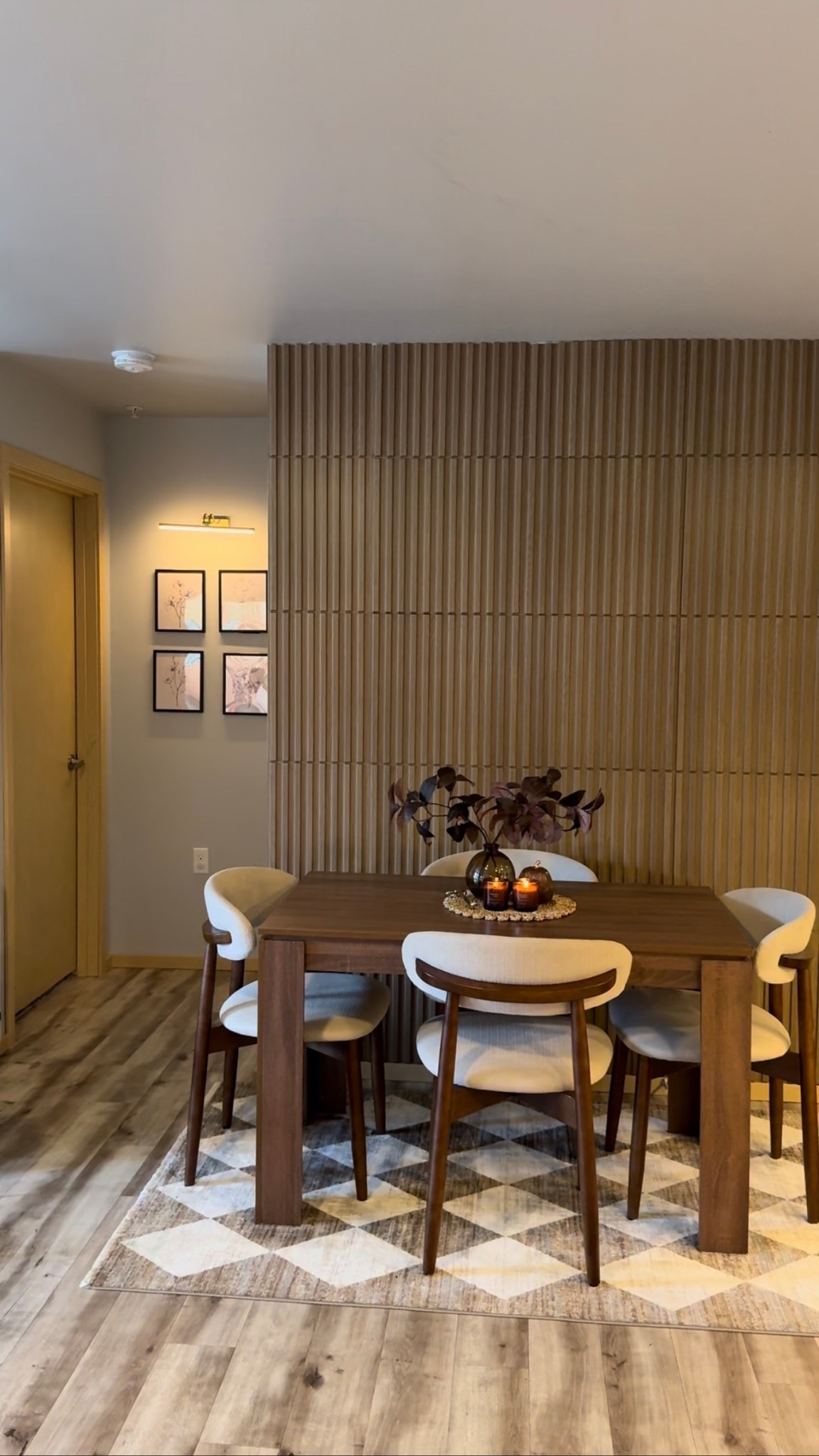 Dining table & decor 🤎 🤍✨ #diningtable #diningroom #diningdecor

#LTKHome