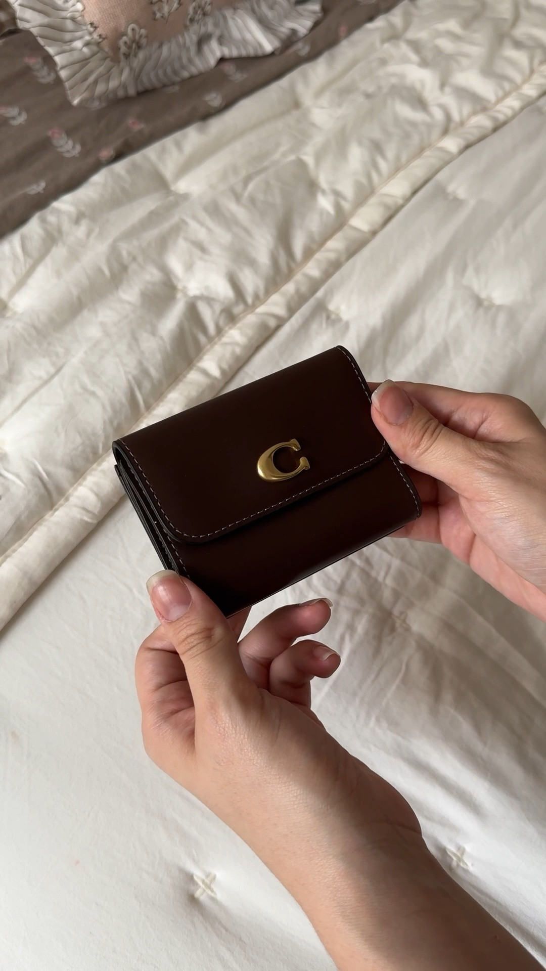 Coach wallet unboxing

#LTKootd #LTKOver40 #LTKSaleAlert