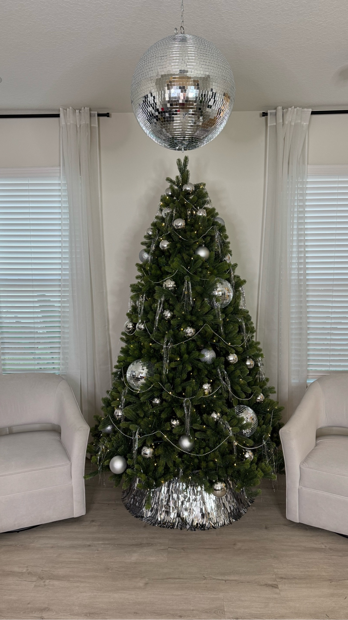 Disco Christmas tree 🪩✨ Love using disco ball ornaments, tinsel silver beads and sparkly ornaments to decorate this amazing tree! Seriously so realistic and great quality!


#LTKHome #LTKHoliday #LTKSeasonal