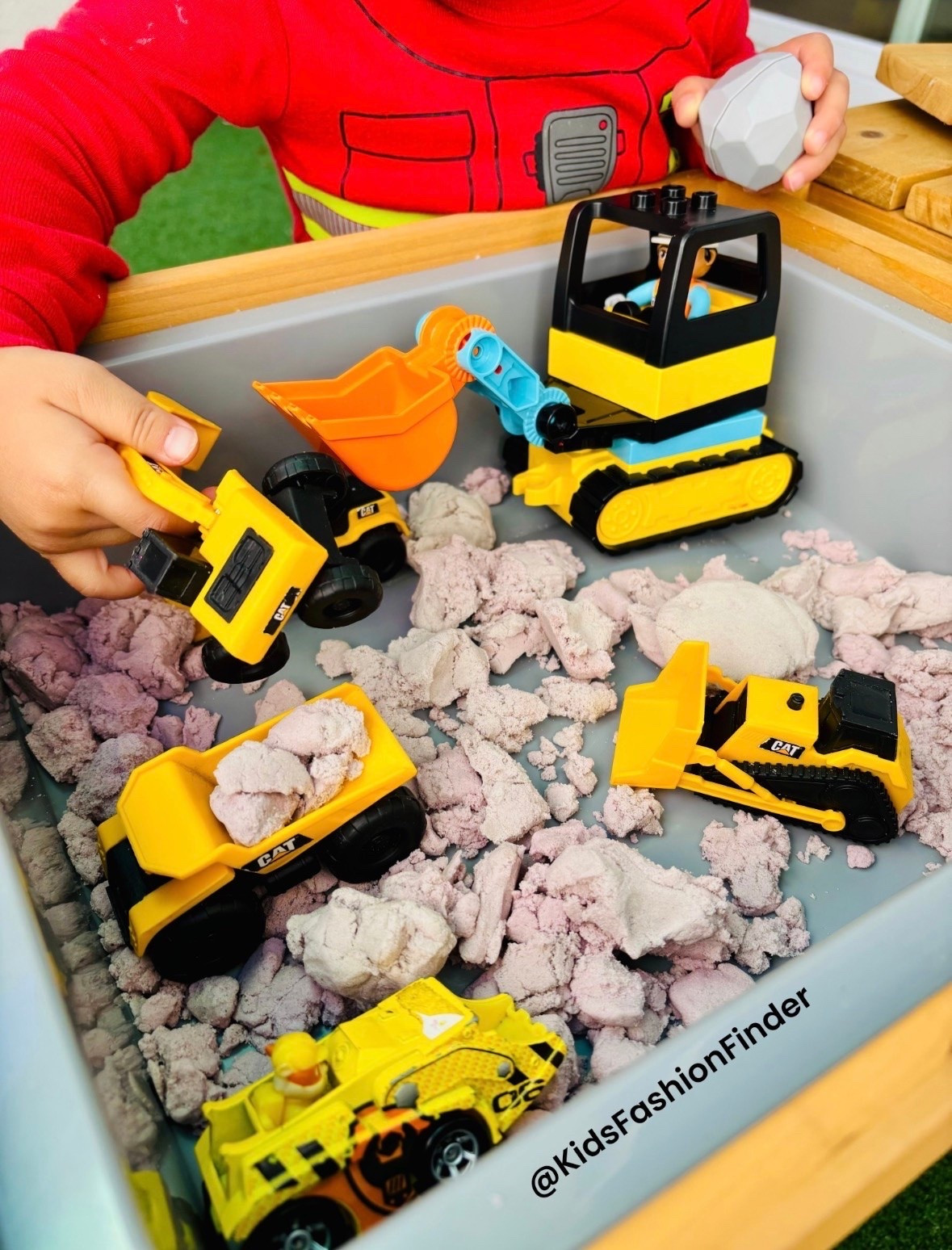 🌞 Outdoor fun favorite!
Picnic table + sand & water play in one 💦
Perfect for kinetic sand and mini construction trucks 🚜 — kids love it!

#OutdoorPlay #BackyardFun #SandAndWaterTable
#KineticSand #ToddlerPlay #LTKFamily

#LTKKids #LTKSaleAlert #LTKHome