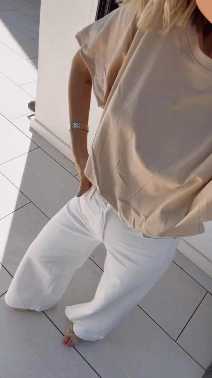 Can’t get over this cute bubble hem tee from Amazon! It comes in several colors! Such an elevated classic tee! Wearing S/4!

Loverly Grey, Amazon, white jeans, affordable looks, Target, classic tee, closet staples 

#LTKSeasonal