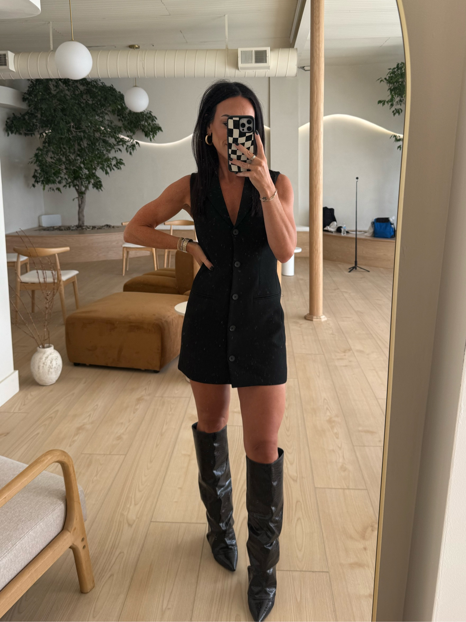 The perfect vest/dress 😍

She’s giving a little corporate a little not. 🙃😅