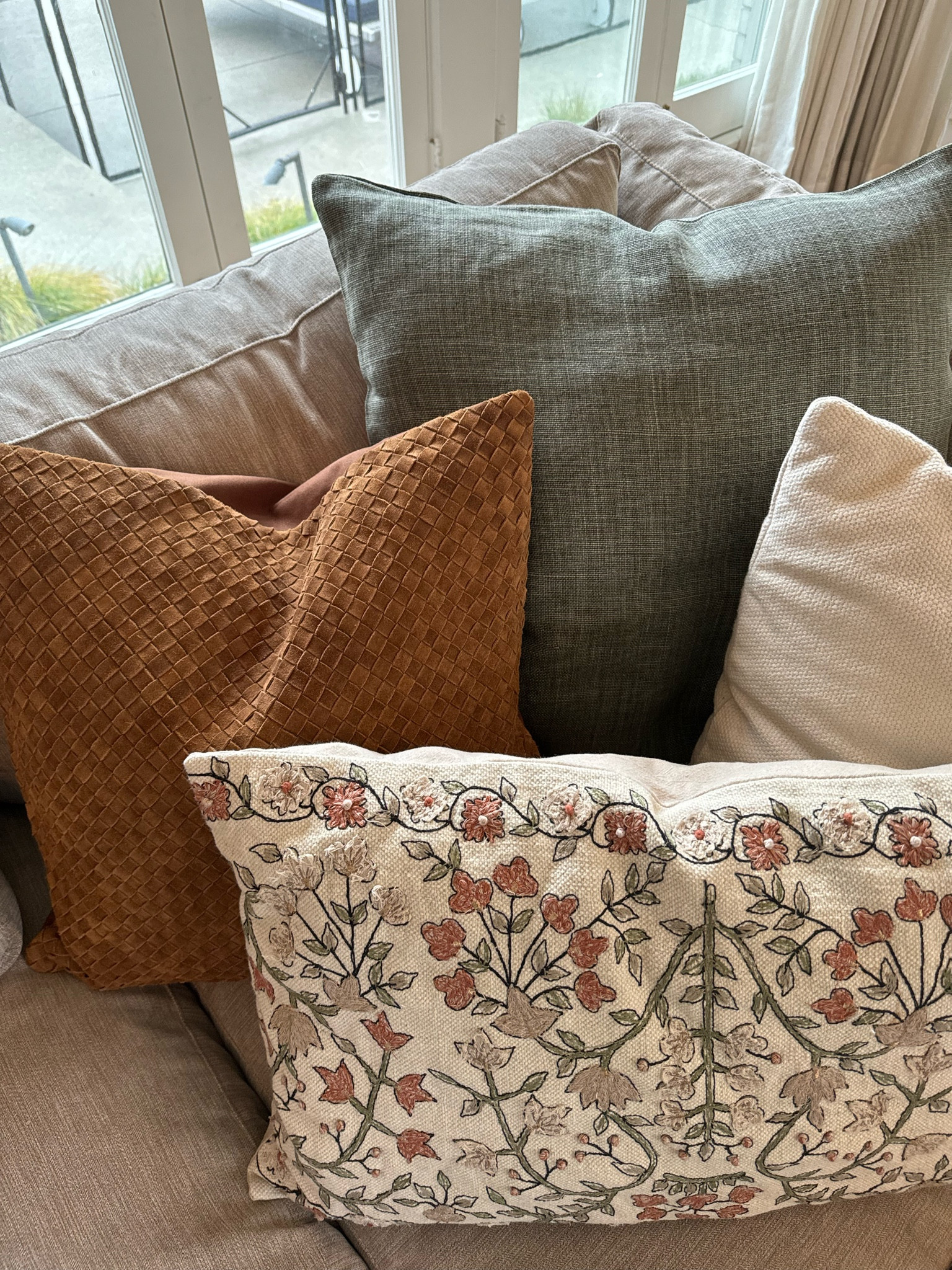 Throw pillows // home decor // couch pillows // suede pillow // linen pillow // home finds 


#LTKhome