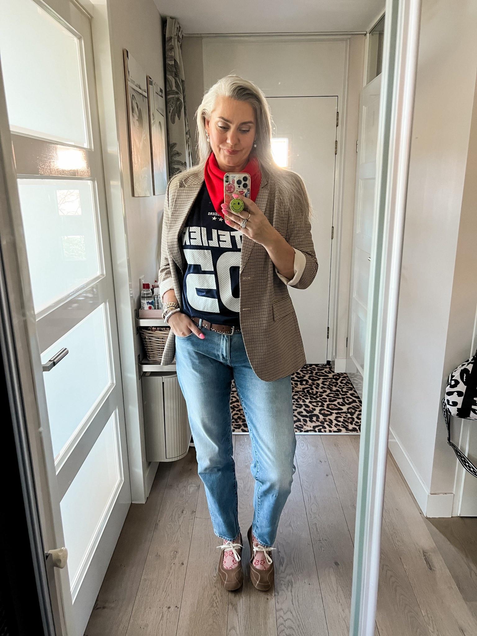 OOTD - zondag. Donkerblauw baseball shirt van MyJewellery (M), rood driehoek sjaaltje, een geruite blazer (oud H&M), G-Star boyfriend jeans (31/36, valt ruim), Gucci sokken en suède sneakerina’s. 



#LTKOver40 #LTKTall #LTKootd
