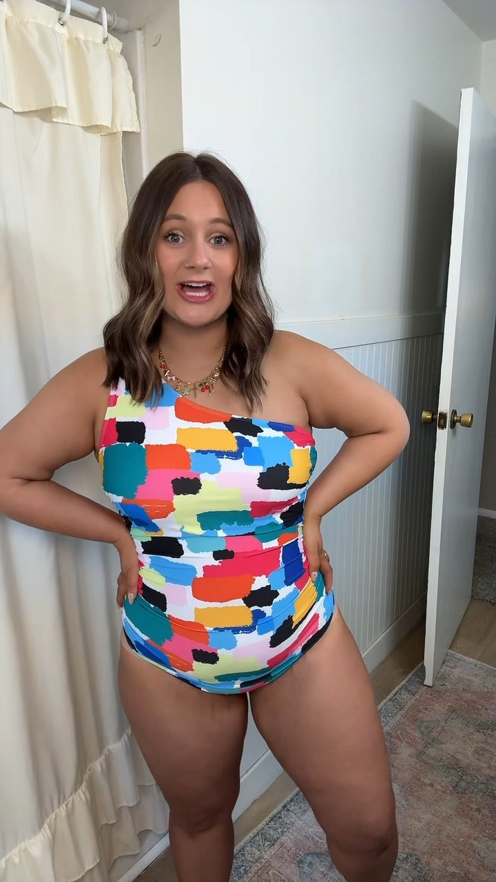 Curvy fashion, midsize fashion, plus size fashion, curvy swim, swimsuit, swimming suit, one piece swim suit, swimwear

#LTKSwim #LTKMidsize #LTKPlusSize