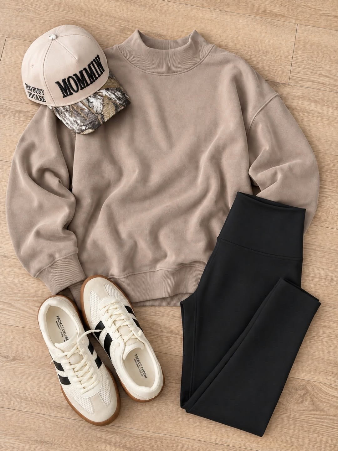 This outfit is for all the busy Moms out there— We see ya!👏👏 One of my go-to looks. Love that hat!!🤎