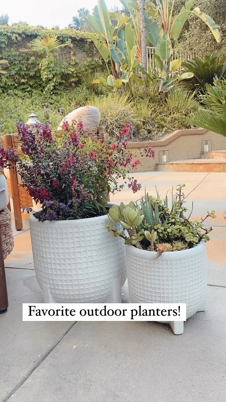 One of my favorite outdoor planter options! Comes in two sizes. 👍🏻

#whiteplanter #outdoors #plants 

#LTKVideo #LTKHome #LTKFindsUnder100