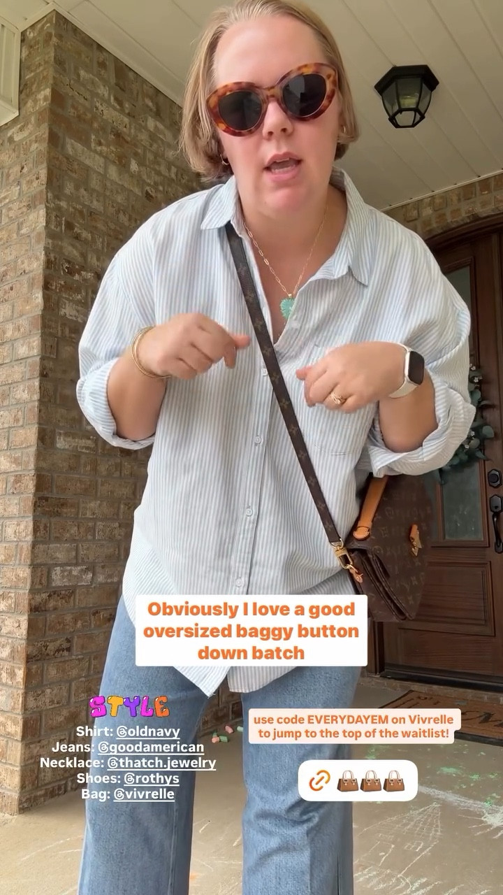 Shirt: @oldnavy 
Jeans: @goodamerican 
Necklace: @thatch.jewelry 
Shoes: @rothys 
Bag: @vivrelle  use code EVERYDAYEM on Vivrelle to jump to the top of the waitlist!