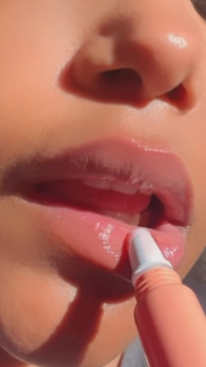 Los labios son trasmisores de emociones!! Cómo no cuidarlos si se atreven a expresar lo que incluso yo no le he atrevido a decir!!

Me encanta cuidarlos con mi Lip perfector de @clarinsofficial @clarinsusa 

Lo consigues en  mis favoritos de Amazon!  O solo dime y te envío link directo😍
#miami #ugc #clarins #lip #selfcareroutine