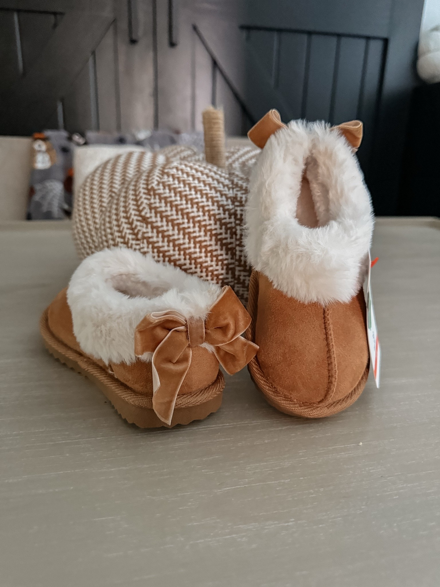 THE CUTEST BABY GIRL SLIPPERS! 

Seriously and they are under $15! 

Walmart, Walmart toddler girl, toddler girl slippers, toddler girl modern moments, modern moments, Walmart sale, toddler girl sale, toddler girl fall finds