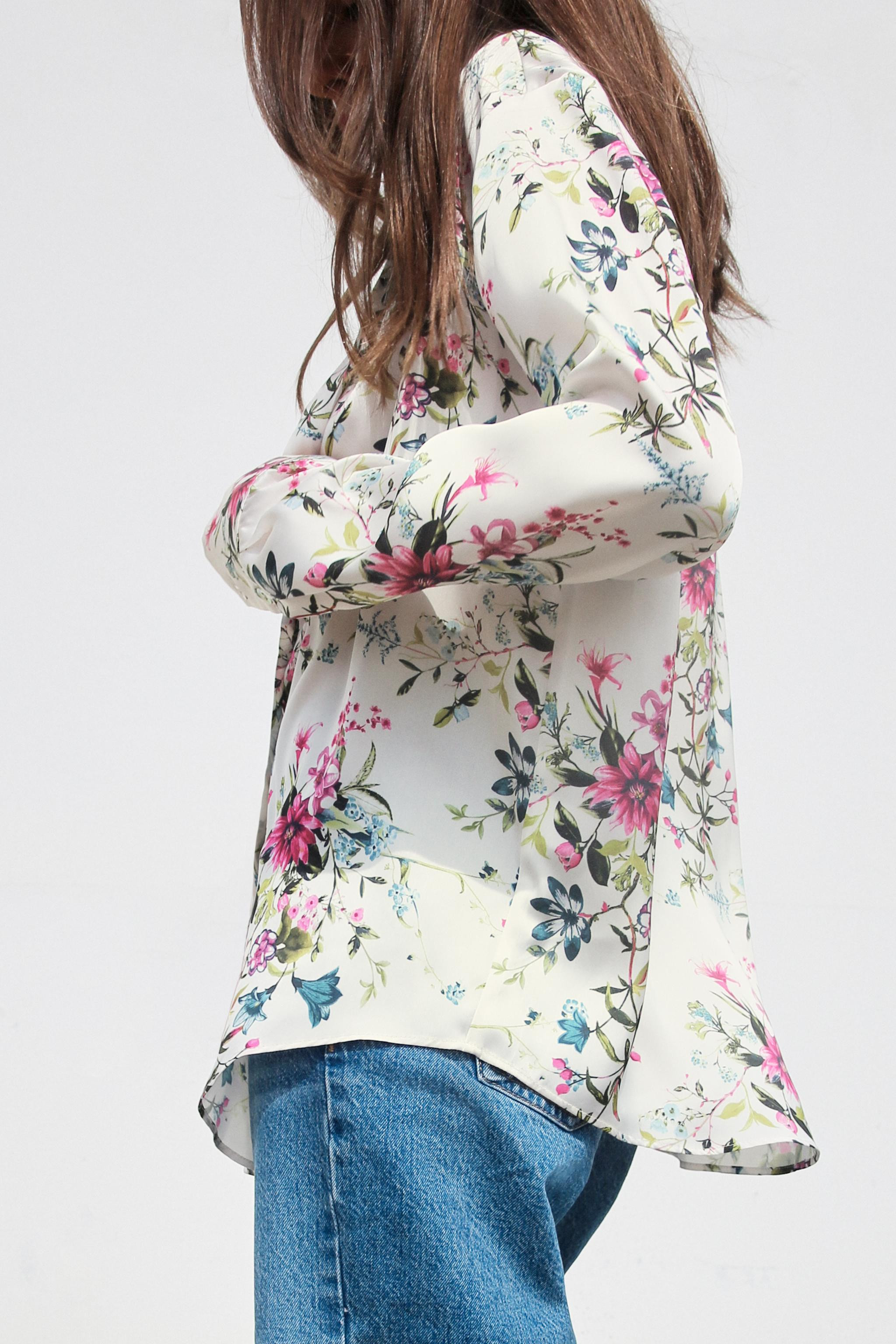 V-neck lapel collar shirt with long sleeves. Front button closure. | Zara US