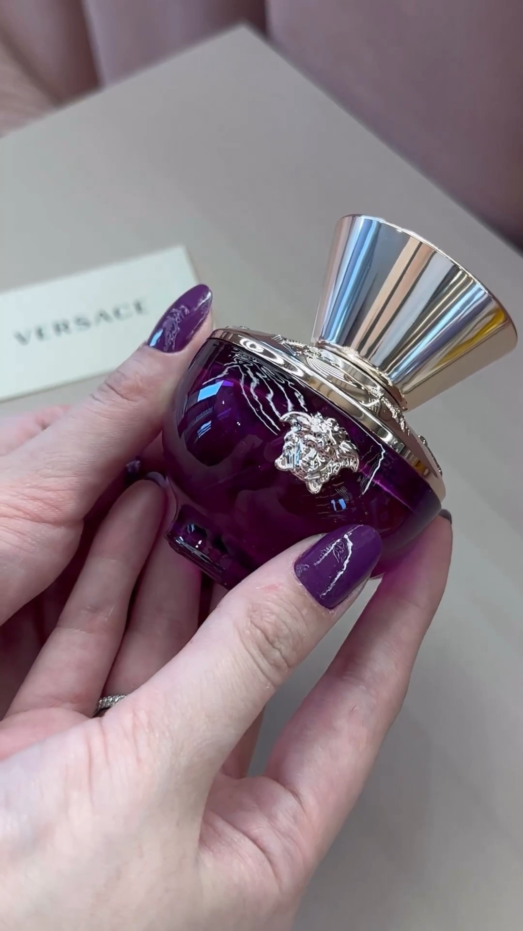 Dylan Purple 💜 de Versace classificado como um floral frutado almiscarado.

As notas de topo são: Pera, Laranja Amarga e Bergamota. As notas de coração são: Frésia, Pomarose e Mahonial®️. As notas de fundo são: Ambroxan, Iso E Super, Sylkolide, Cedro da Virgínia e Belambra.

#LTKbrasil #LTKbeauty