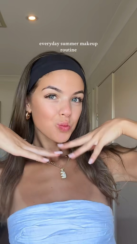 Products in my quick, everyday summer makeup routine! 

The tanning drops are sunset daze - shade 7! I also started with the Rhode Glazing Milk.

I used the Smashbox Highlighter & my liner shade is nude x 

