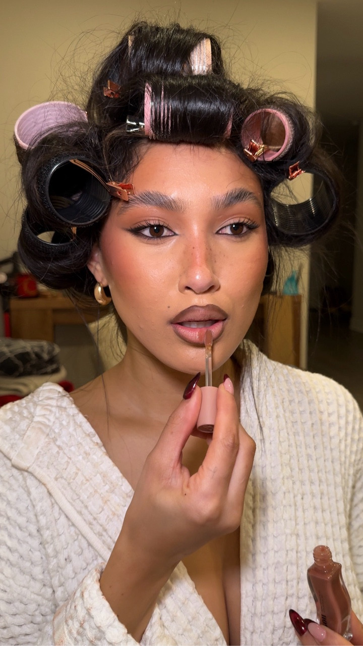 December baddie birthday makeup ♥️ 
products
@rhode barrier butter
@elfcosmetics power grip primer
@refybeauty brow sculpt
@hauslabs foundation
@kosas concealer
@rarebeauty liquid contour
@hudabeauty easy bake duo
@westmanatelier blush
@benefitcosmetics baked bronze
@urbandecaycosmetics all night glow setting spray
@makeupbymario master neutrals palette
@makeupforever black liner
@lorealparis setting mist, mascara
@maccosmetics lip liner in cork, chestnut
@gisou honey infused lip oil in sticky toffee