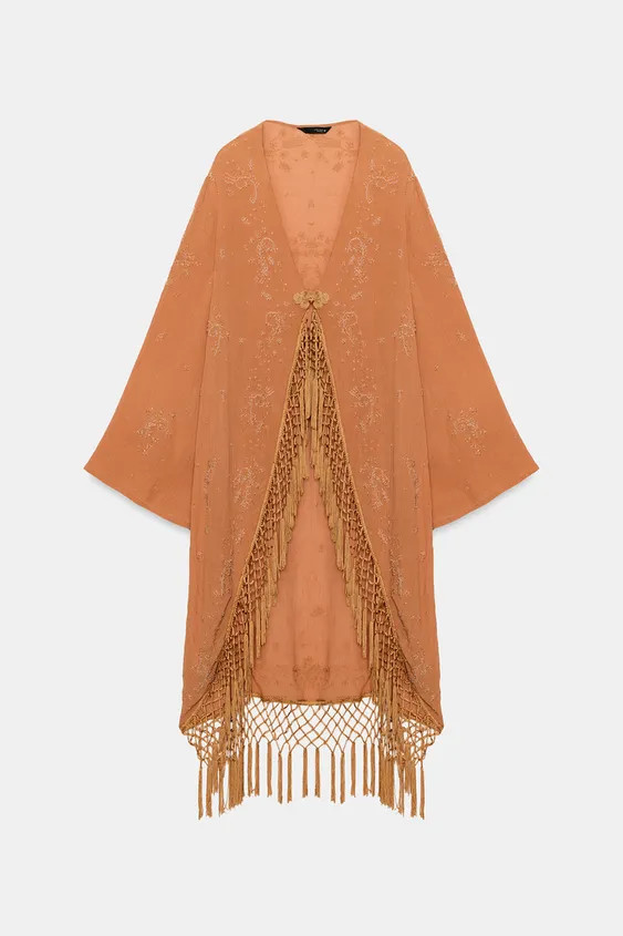 Model height: 180 cmZARA WOMAN COLLECTION. Kaftan made from a viscose blend yarn. Featuring a V-n... | Zara IT