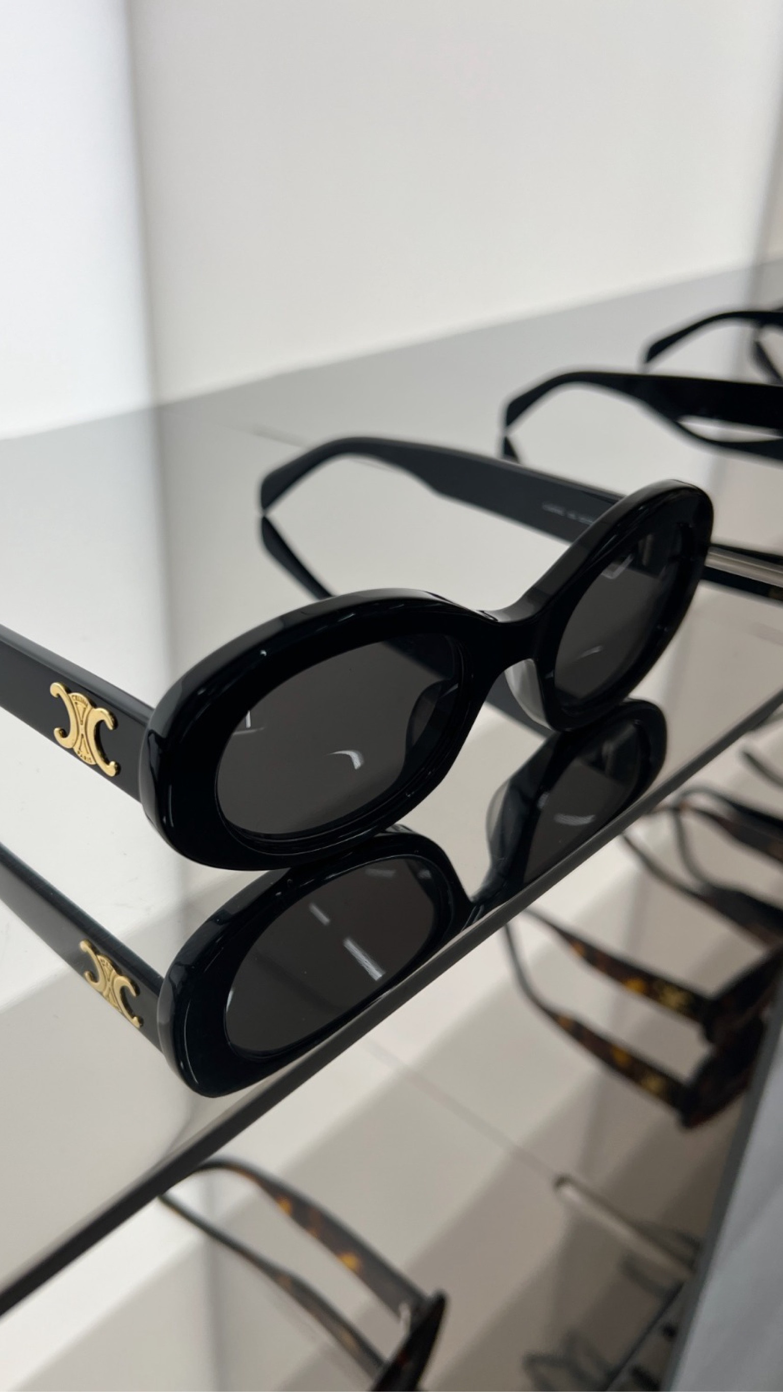 Gafas de sol ovaladas Triomphe 01 de Celine 🖤

Gafas negras, montura ovalada, gafas de sol redondas, Gafas de sol Celine, accesorios verano, MyTheresa, España. 

#LTKeurope #LTKSeasonal