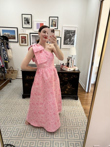 Love this bubblegum pink gown with a 🎀. Dress runs true- I’m going to keep the size small  