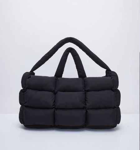 #LARGEPUFFERBAG #blackpuffertote #gymtote #oversizedtote #goodamerican #trendy #carryon #luggage #overnight

#LTKitbag #LTKfitness