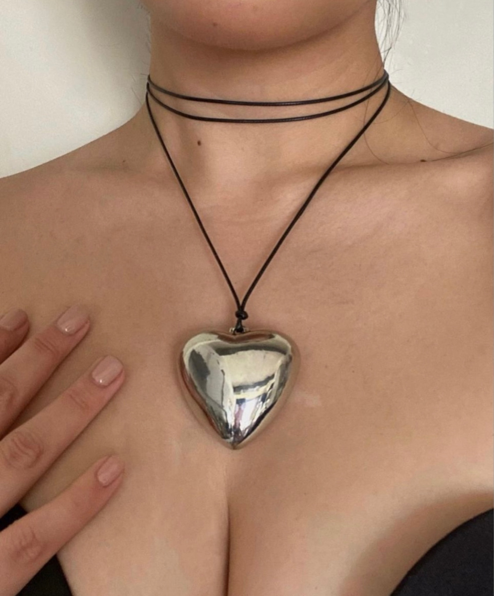 UNDER €2 NECKLACE 

Heart Necklace, choker necklace, streetstyle, elevate your outfit, y2k, gorps core, ballet core, silver big heart charm 

#LTKfindsunder50 #LTKsalealert #LTKGiftGuide